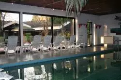 Innenpool mit Liegen in einem Wellnessbereich Innenpool mit Liegen in einem Wellnessbereich
