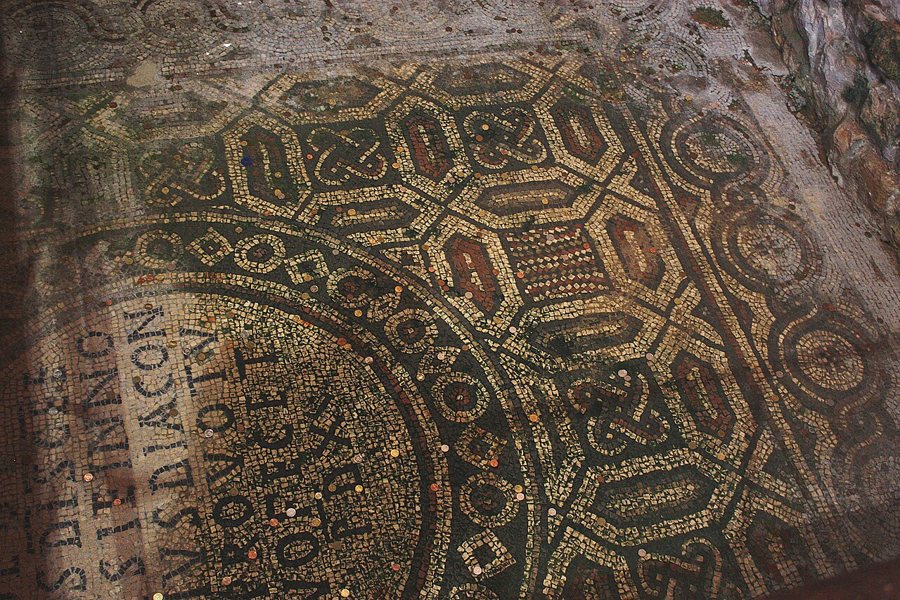 Nahaufnahme eines geometrischen Bodenmosaiks aus kleinen farbigen Steinen in der Euphrasius-Basilika von Poreč.